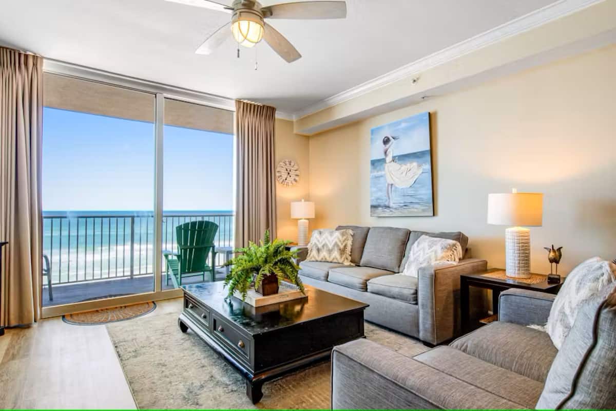 Condo, 2 habitaciones, vista al océano (305) | Área de sala de estar | Smart TV de 50 pulgadas con canales por cable y televisión