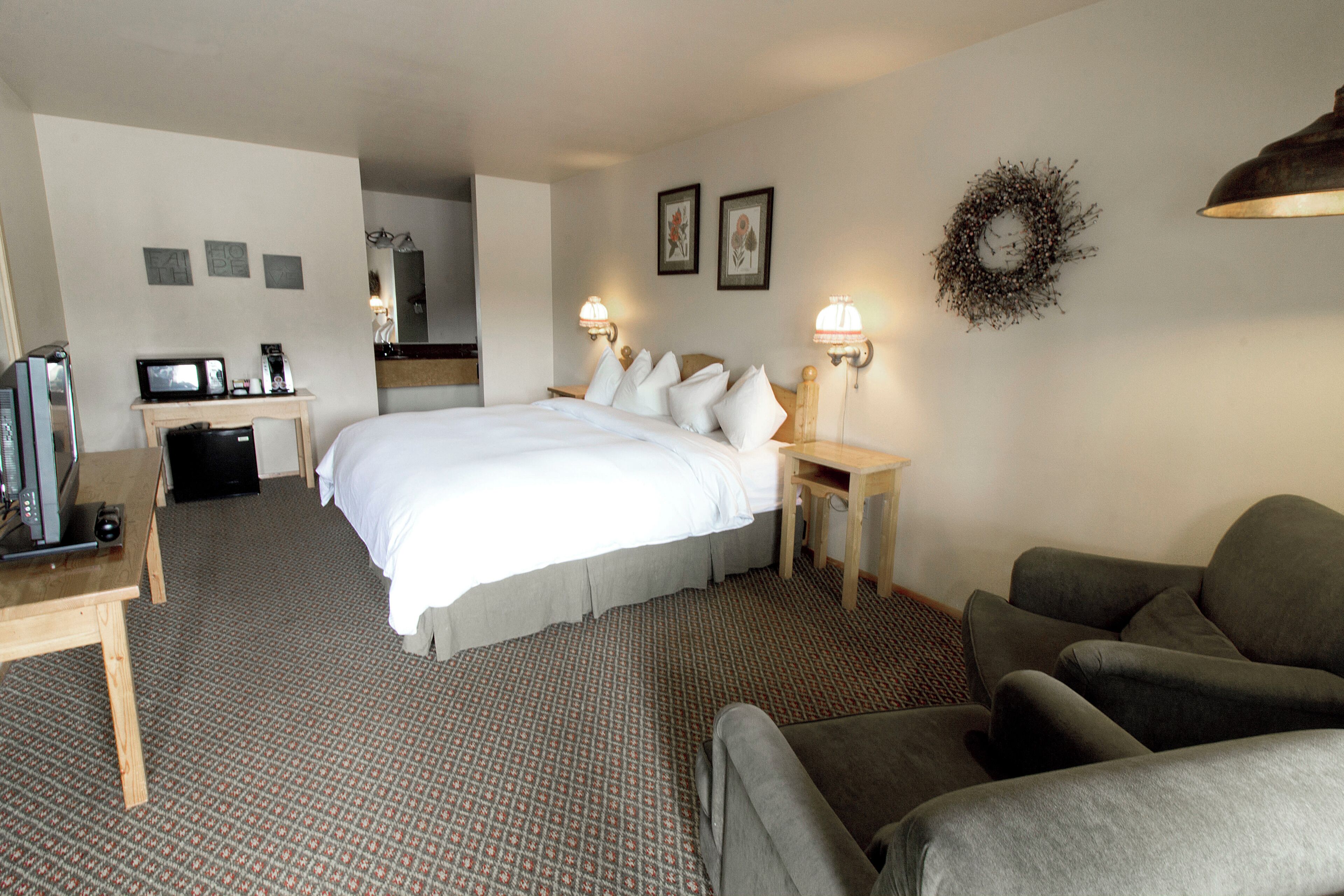 Standard Room, 1 King Bed | Iron/ironing board, free WiFi, bed sheets, wheelchair access