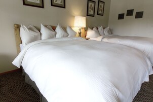 Habitación estándar, 2 camas de matrimonio | Tabla de planchar con plancha, wifi gratis, ropa de cama