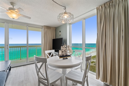 Apartamento, 1 habitación, vistas al mar (Pelican 1011) | Servicio de comidas en la habitación. Pelican Beach Resort by Panhandle Getaways