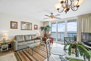 Condo, 1 habitación, vista al mar (1208) | Área de sala de estar | Televisión 