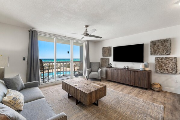 Condo, 1 habitación, vista a la playa (110) | Área de sala de estar | Televisión 