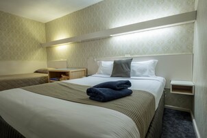 Caja de seguridad en la habitación, escritorio y cortinas blackout 