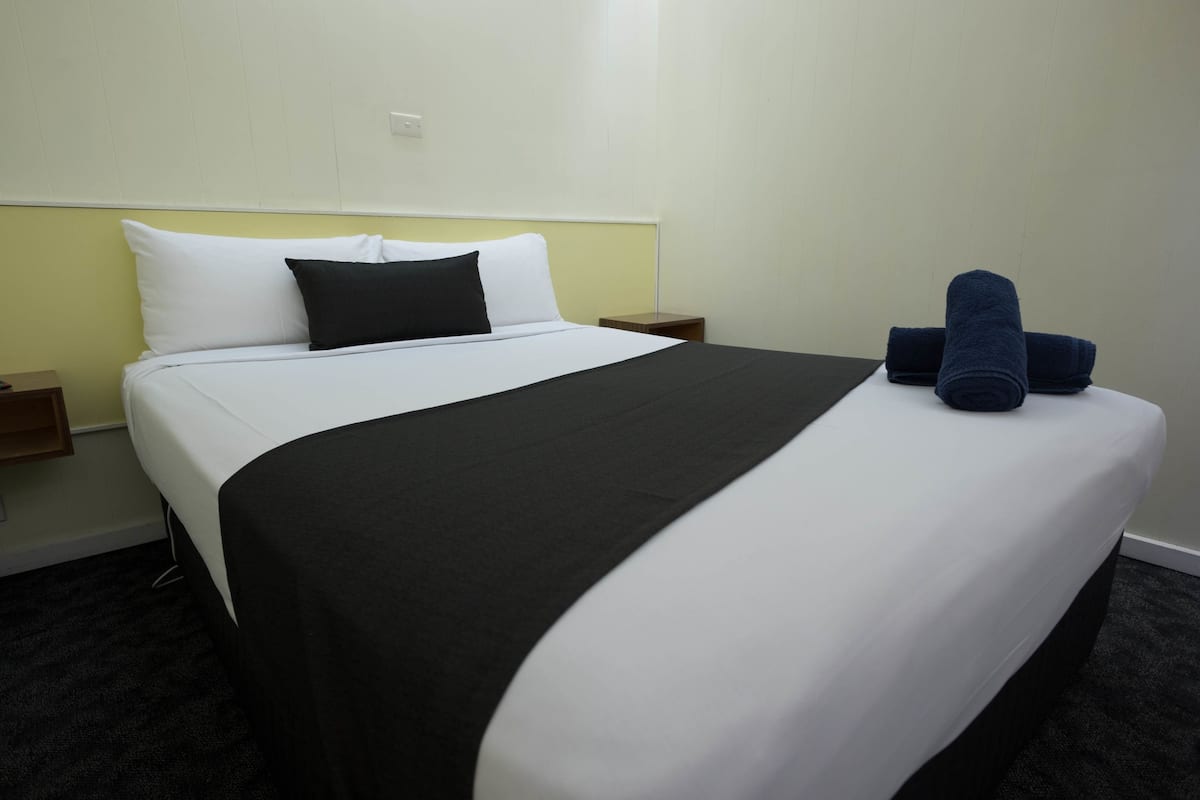 Quarto, 1 cama Queen | Cofres nos quartos, escrivaninha, cortinas blackout