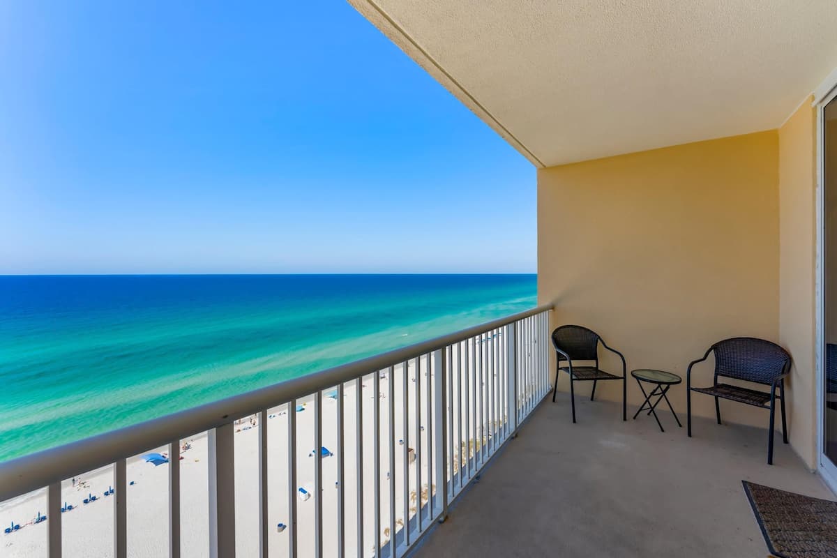 Un balcon avec vue sur la plage et l’océan.