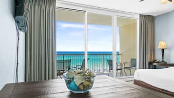 Studio, Beach View (1-508) | In-room dining