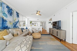 Condo, 4 habitaciones, vista al océano (1-1501) | Área de sala de estar | Televisión y reproductor de DVD