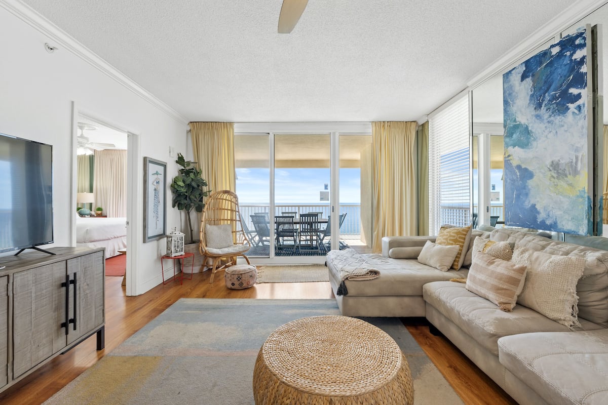 Condo, 4 Bedrooms, Ocean View (1-1501) | Living area | TV, DVD player