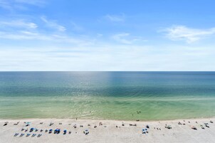 Ein Strand mit klarem Wasser und sandigem Ufer.