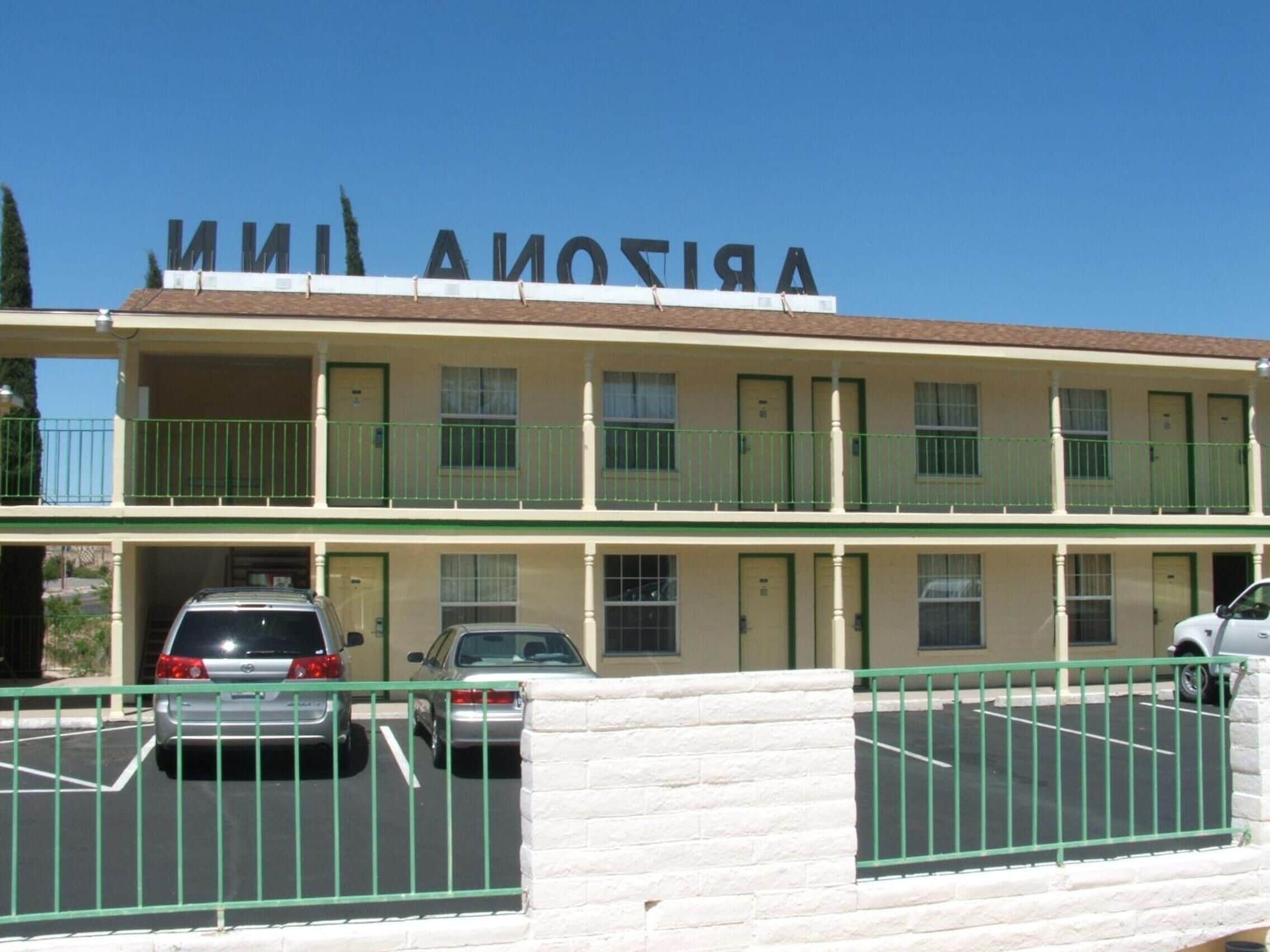 Un motel à deux étages, avec une enseigne indiquant « Motel Inn ».