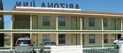 Un motel de dos pisos con un cartel que dice 'Motel Inn'.