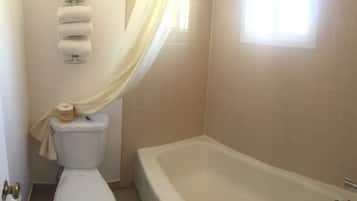 Chambre, plusieurs lits (3 Queen Beds) | Salle de bain | Serviettes fournies