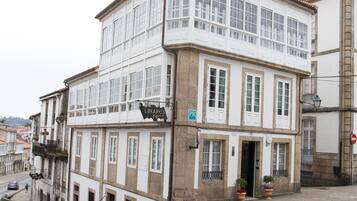 Un edificio de varios pisos con un letrero que dice "LIMAR'S 66".