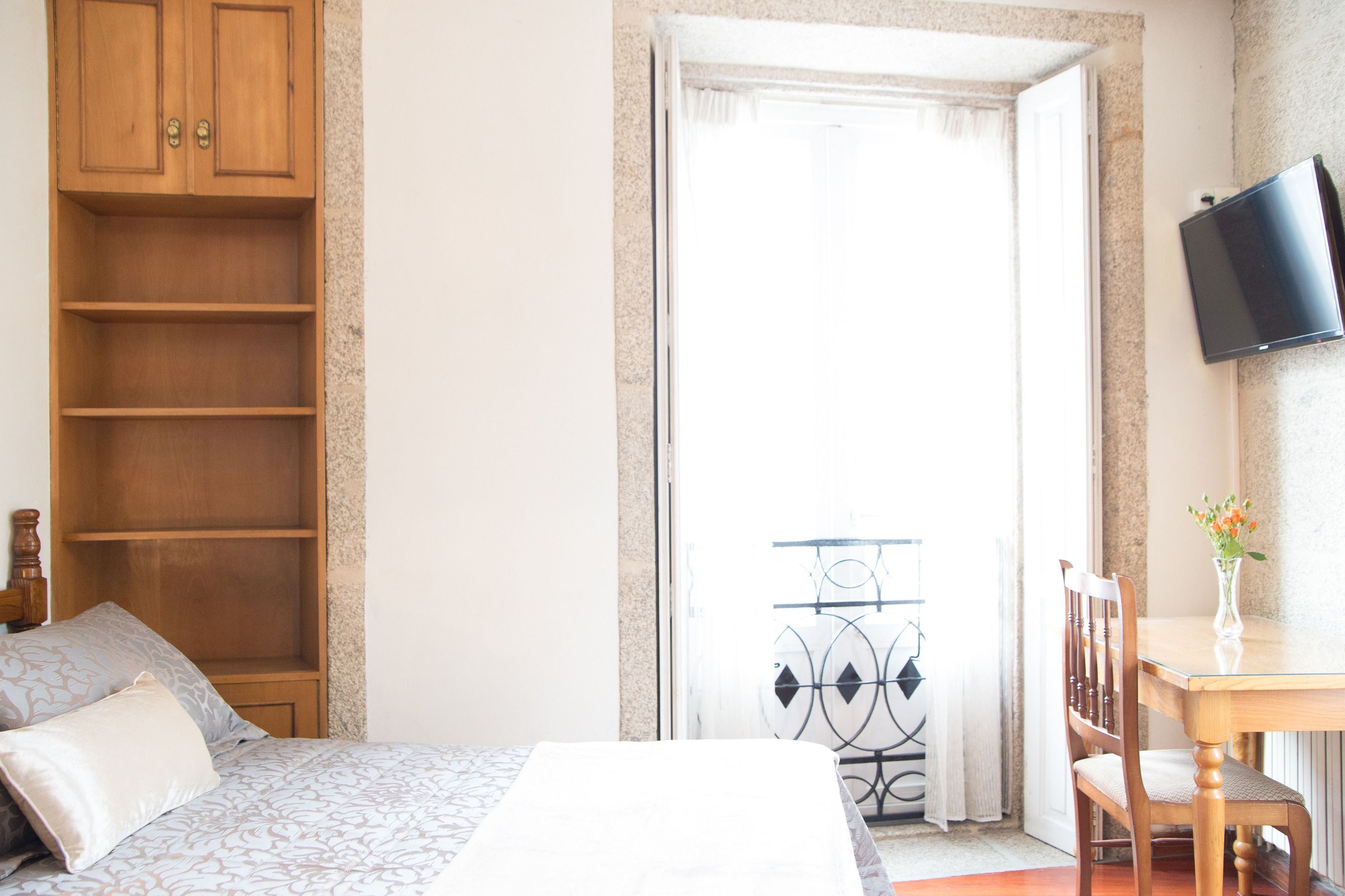 Roupas de cama premium, escrivaninha, cortinas blackout
