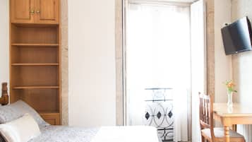 Roupas de cama premium, escrivaninha, cortinas blackout