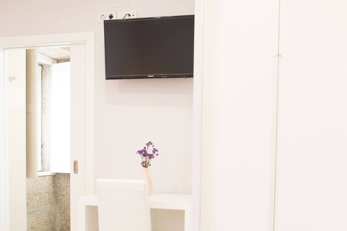 เครื่องนอนระดับพรีเมียม, โต๊ะทำงาน, ผ้าม่านกันแสง, Wi-Fi ฟรี