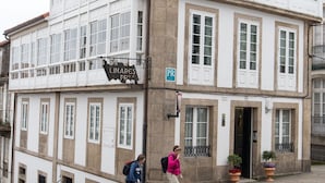 A building with multiple windows and a sign that reads "LINARGOS PR." - Linares Rooms Santiago (Santiago de Compostela)
