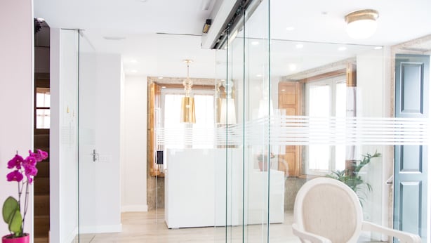 A modern hotel lobby with a reception desk, a seating area, and a view into the dining area. - Linares Rooms Santiago (Santiago de Compostela)