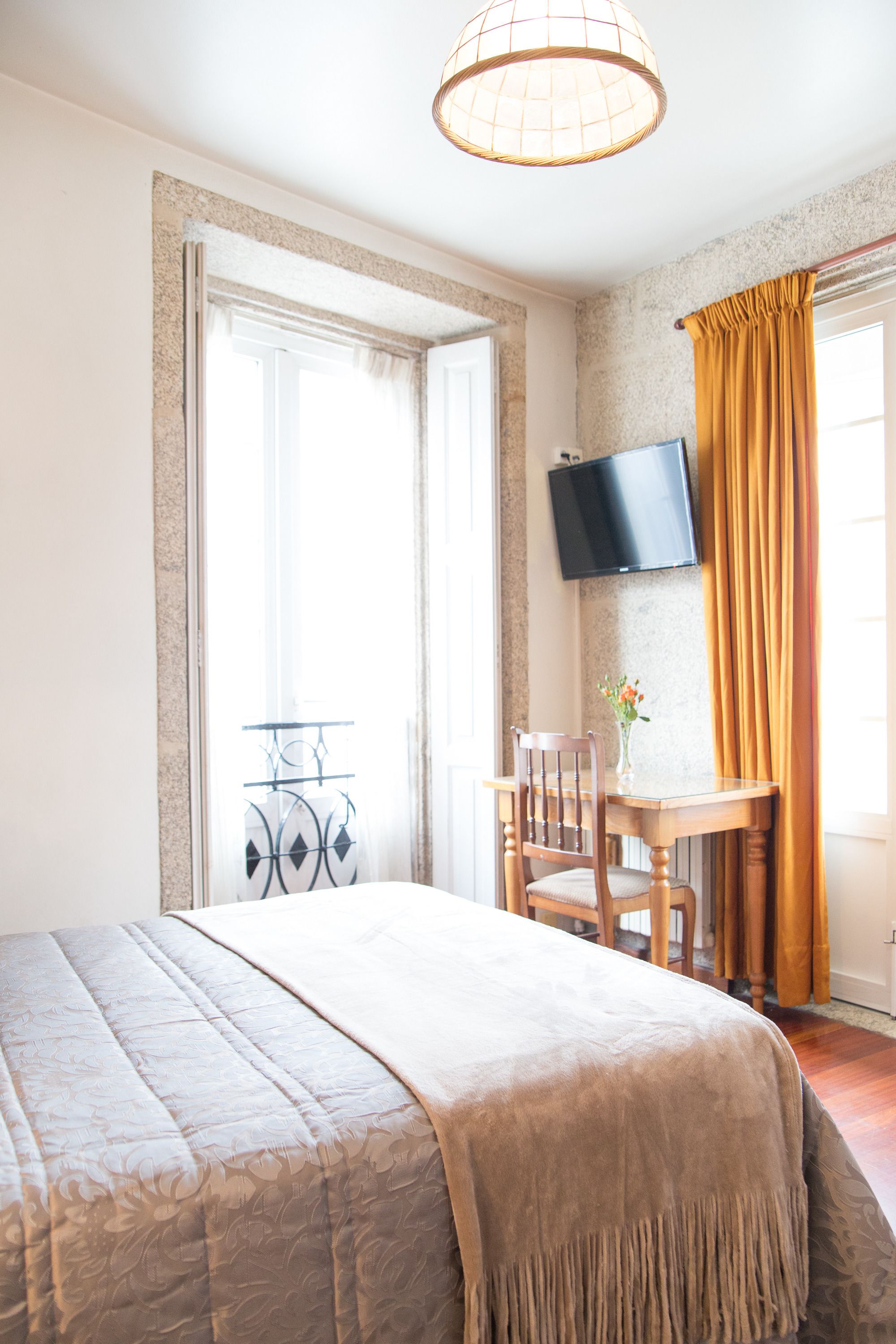 Luxe beddengoed, een bureau, verduisterende gordijnen, gratis wifi