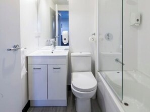Chambre Supérieure, 1 chambre | Salle de bain | Articles de toilette gratuits, sèche-cheveux, serviettes fournies, savon