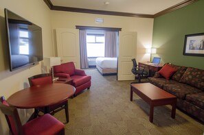 Junior Suite, 1 King Bed with Sofa bed | Desk, laptop workspace, iron/ironing board, free WiFi - Chateau Nova Peace River (Peace River)