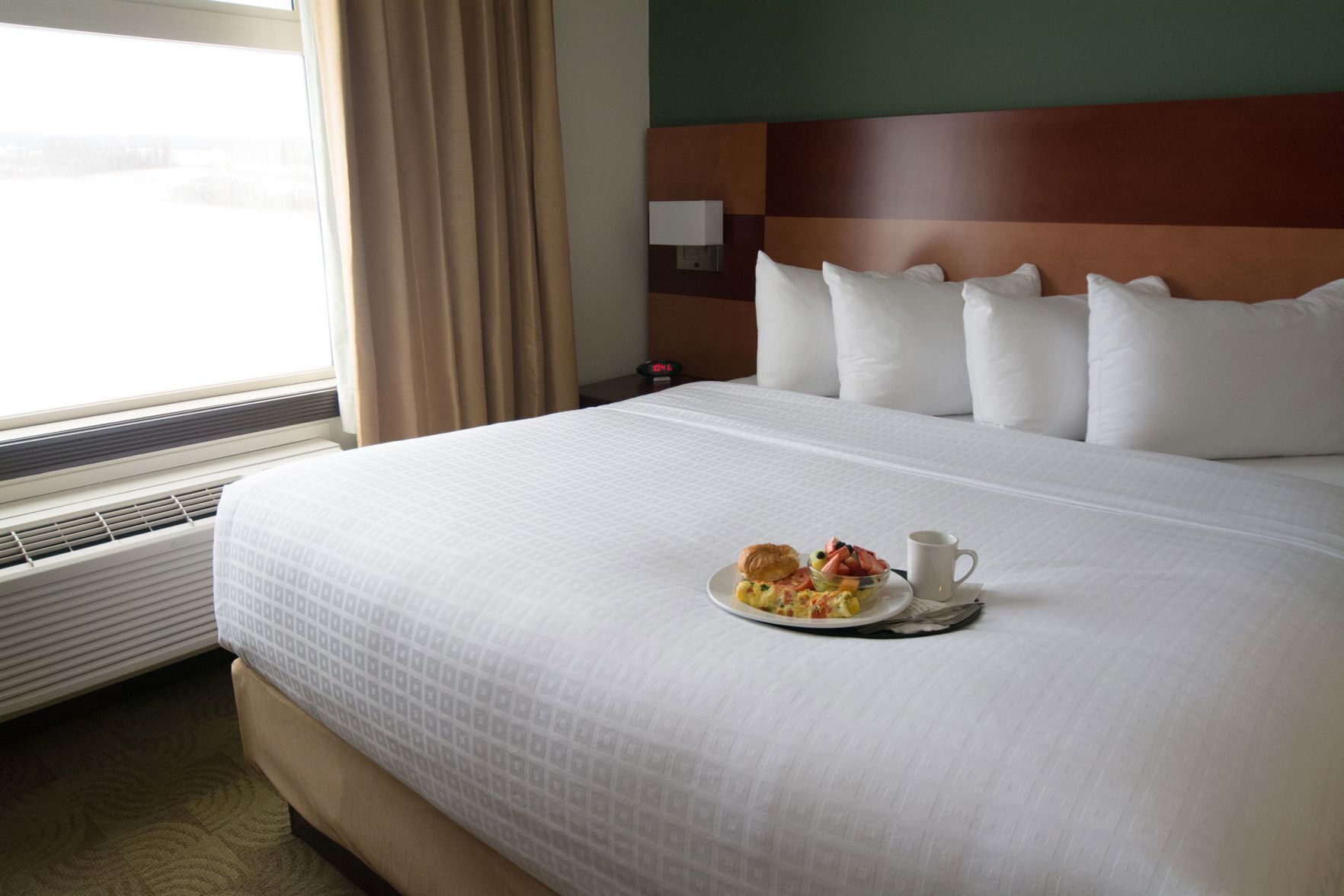 Escritorio y espacio para trabajar con laptop 