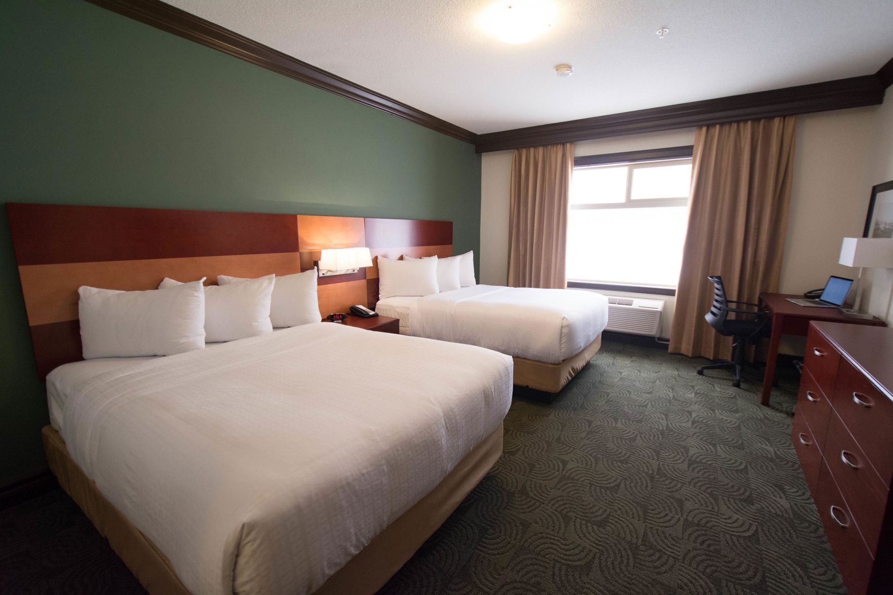 Escritorio y espacio para trabajar con laptop 