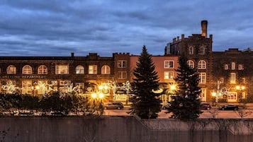 Fassade der Unterkunft – Abend/Nacht