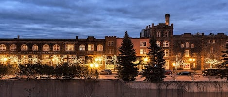 Majoituspaikan julkisivu illalla/yöllä