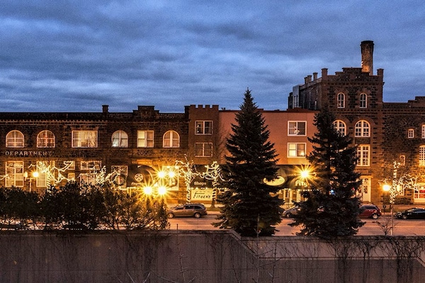 Fachada da propriedade à noite