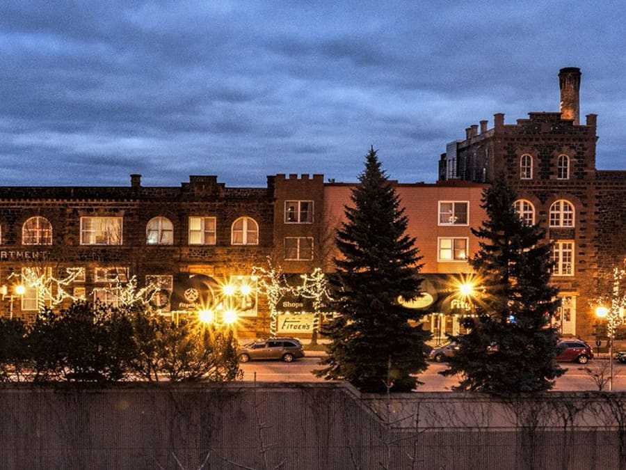 Voorkant accommodatie - avond/nacht