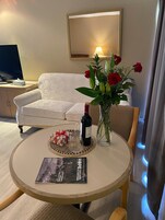 Quarto, 1 cama Queen | Roupas de cama premium, escrivaninha, espaço de trabalho para notebook