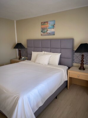 Room, 1 Queen Bed | Premium bedding, desk, laptop workspace, iron/ironing board - Slumber Lodge Motel (Hope)