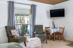 Living area - Reillys Wines Heritage Cottages (Mintaro)