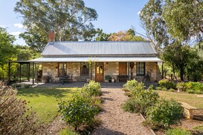 Front of property - Reillys Wines Heritage Cottages (Mintaro)
