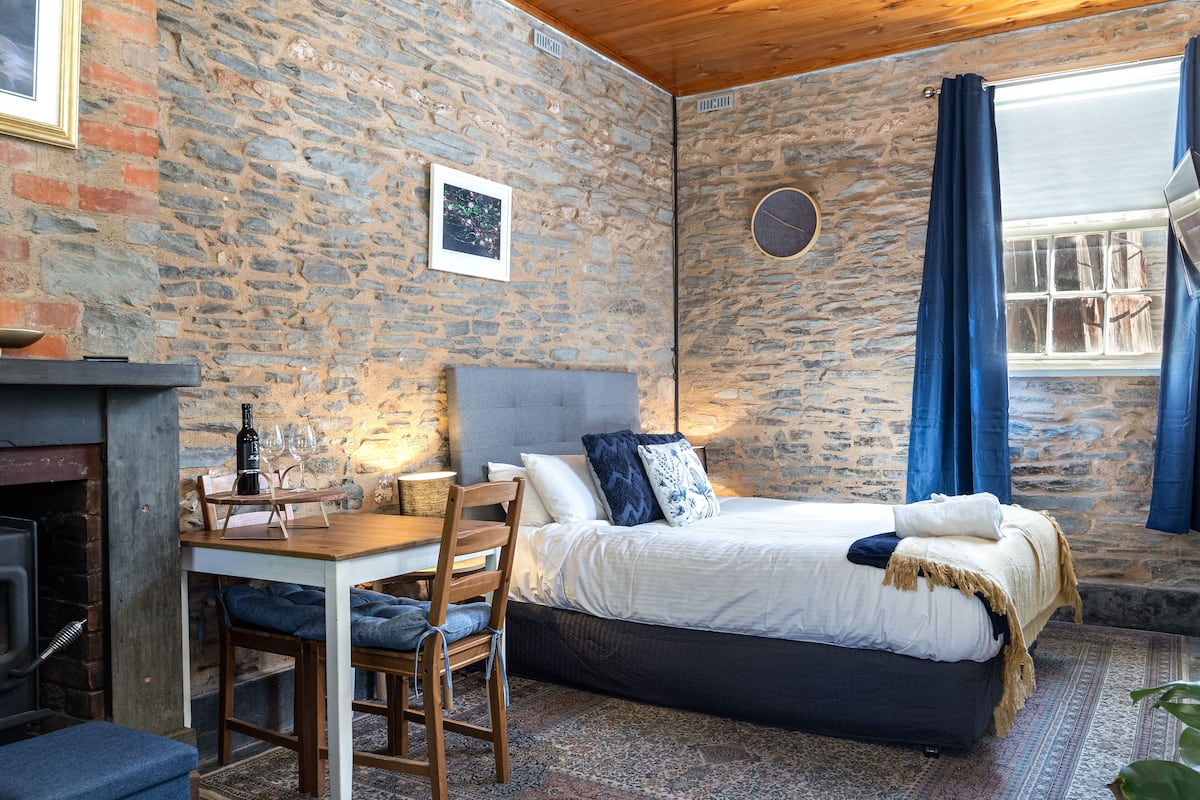 1 bedroom, bed sheets