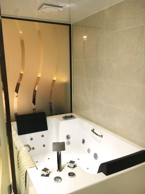 Twin Room | Bathroom | Combined shower/tub, deep soaking tub, free toiletries, hair dryer