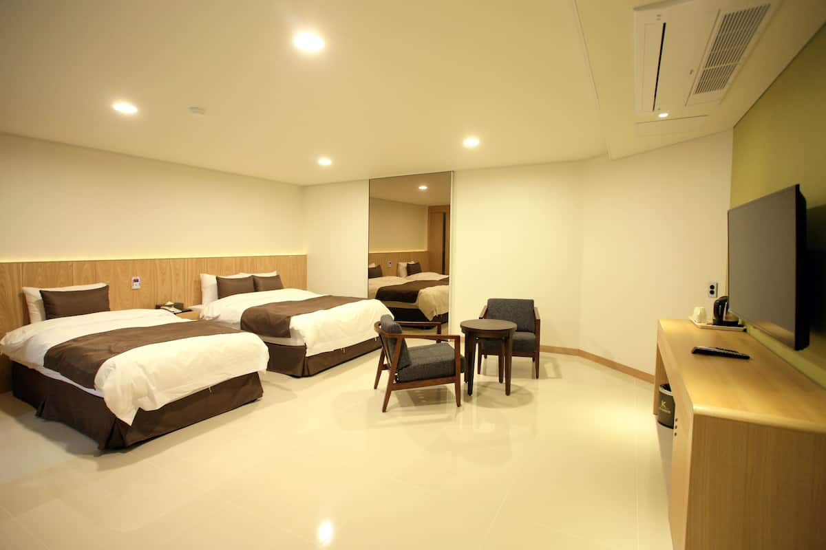 Premium bedding, down duvets, free WiFi, bed sheets
