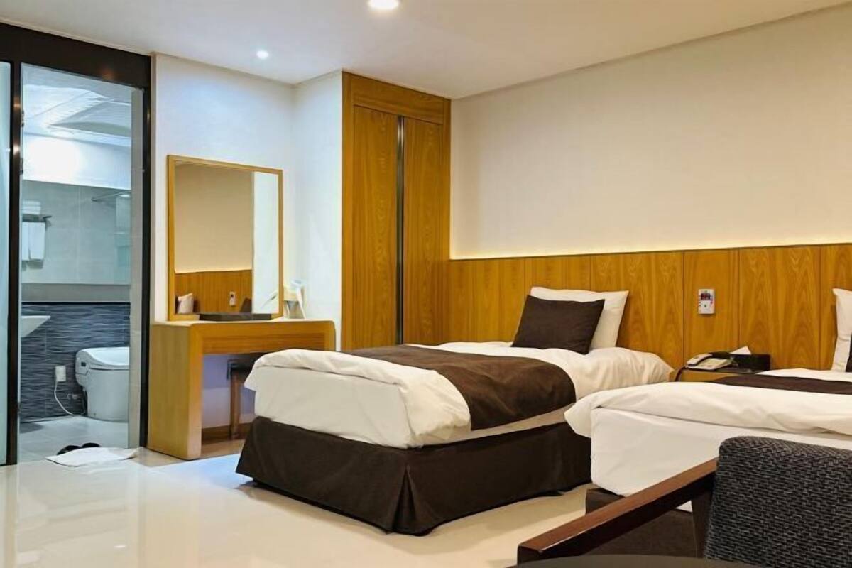 Premium bedding, down duvets, free WiFi, bed sheets