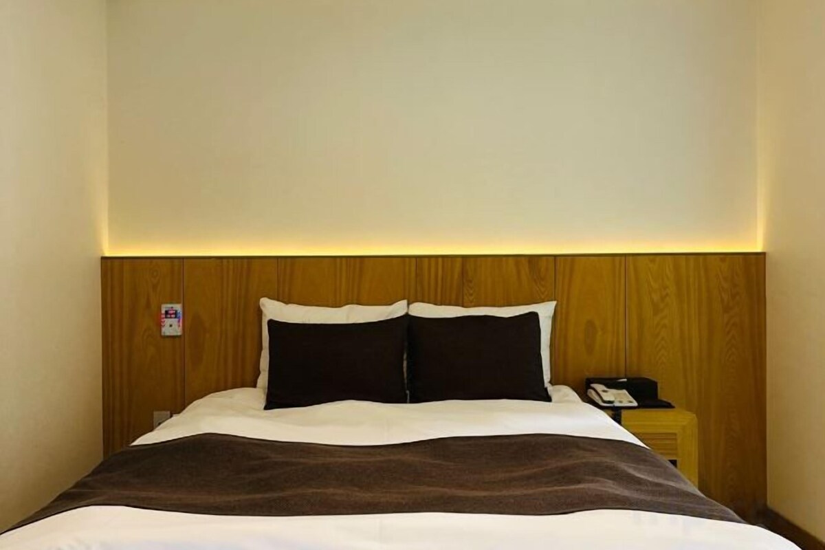 Premium bedding, down comforters, WiFi (free), bed sheets