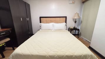 Junior Suite, 1 Bedroom | 1 bedroom, desk, free WiFi, bed sheets
