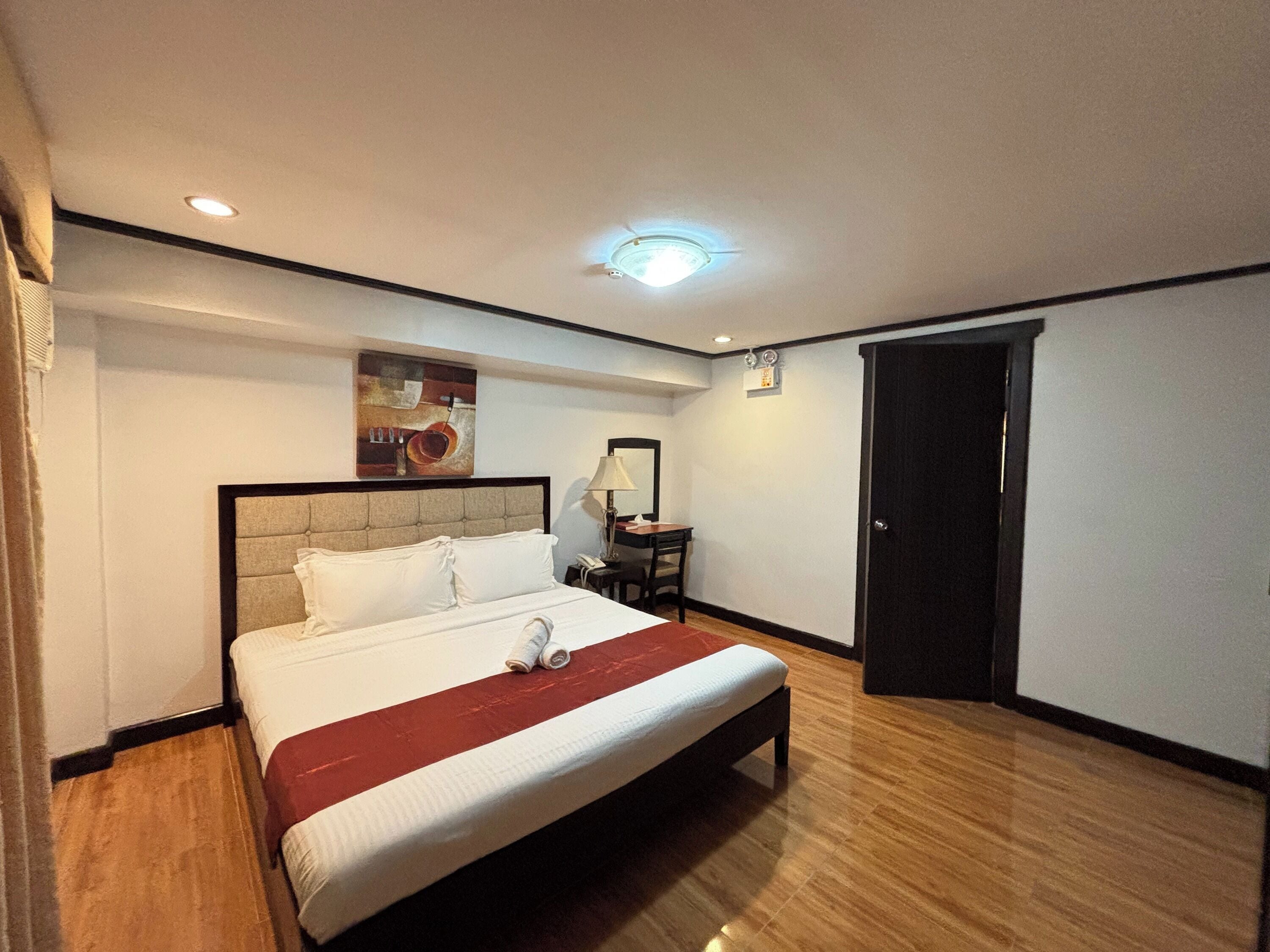 Executive Suite | 1 bedroom, desk, iron/ironing board, free WiFi