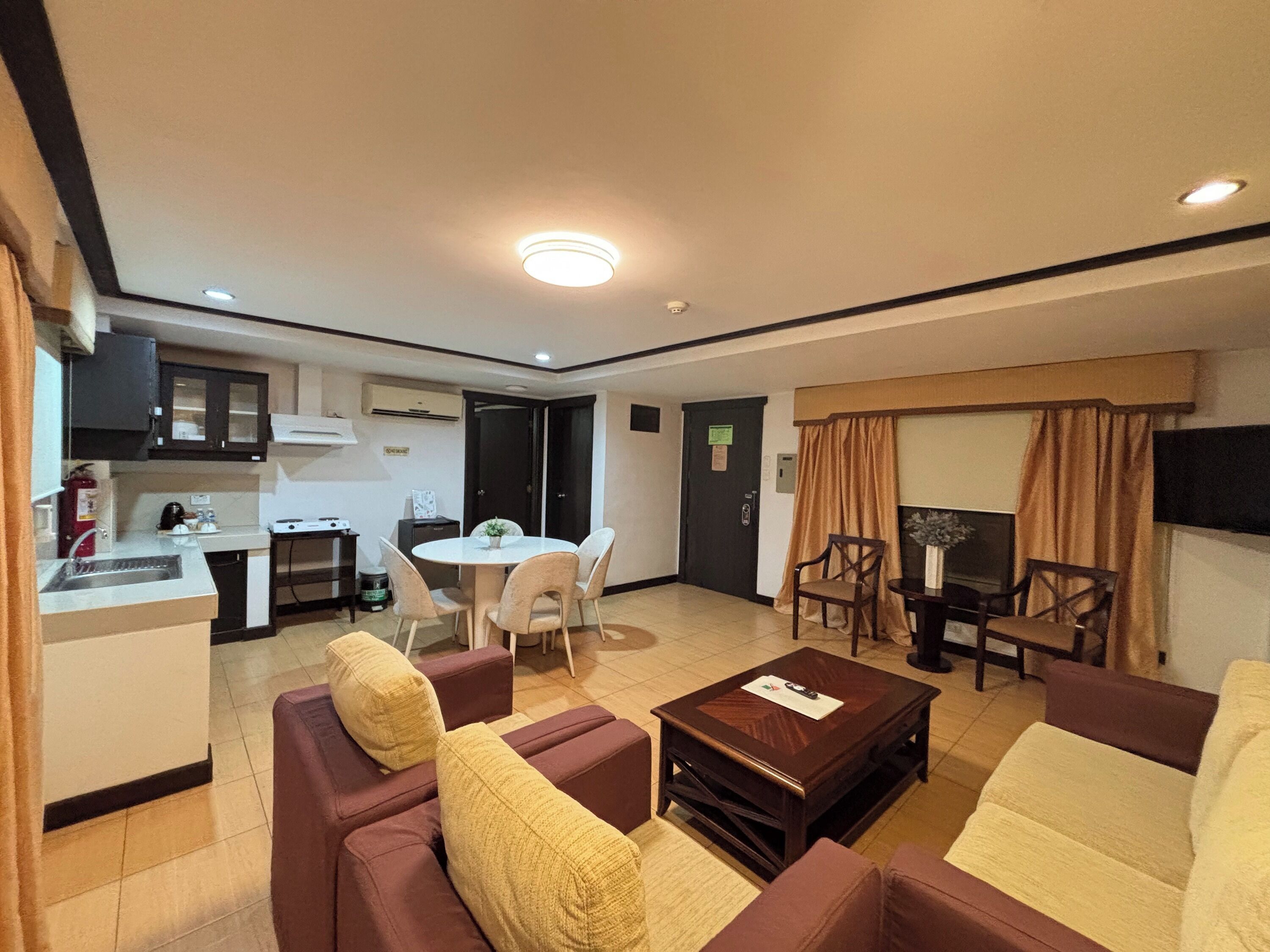 Executive Suite | Private kitchen | Microwave, electric kettle
