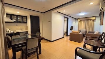 Suíte júnior, 1 quarto | Cozinha privada | Micro-ondas, chaleira elétrica