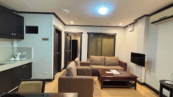 Business Suite | 1 bedroom, desk, iron/ironing board, free WiFi