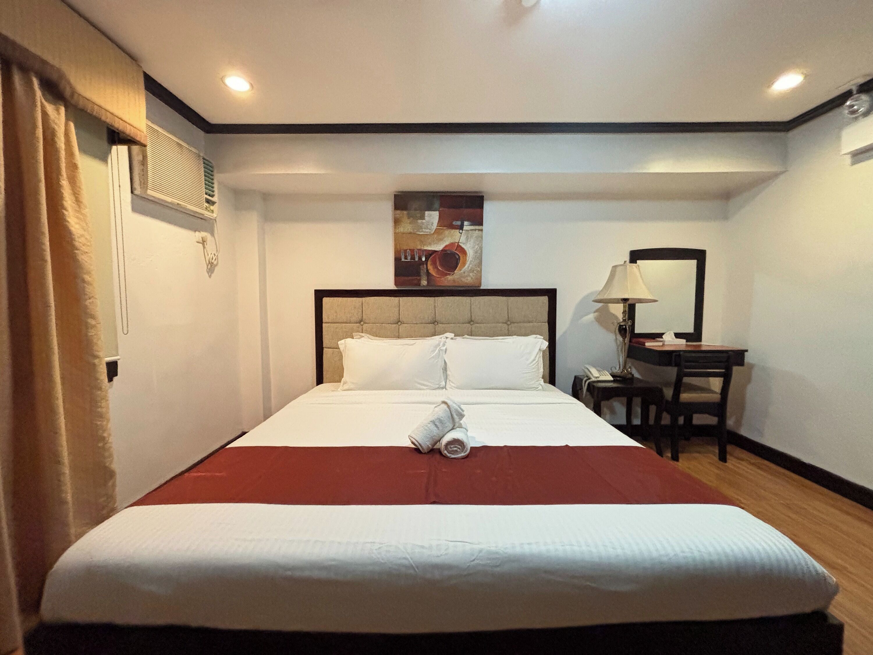 Executive Suite | 1 bedroom, desk, iron/ironing board, free WiFi