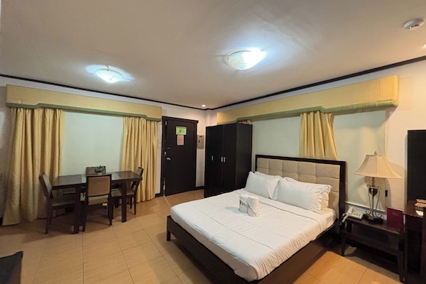 Estudio Deluxe | 1 dormitorio, escritorio, tabla de planchar con plancha y wifi gratis