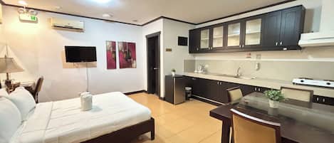 Deluxe Studio | Private kitchen | Microwave, electric kettle