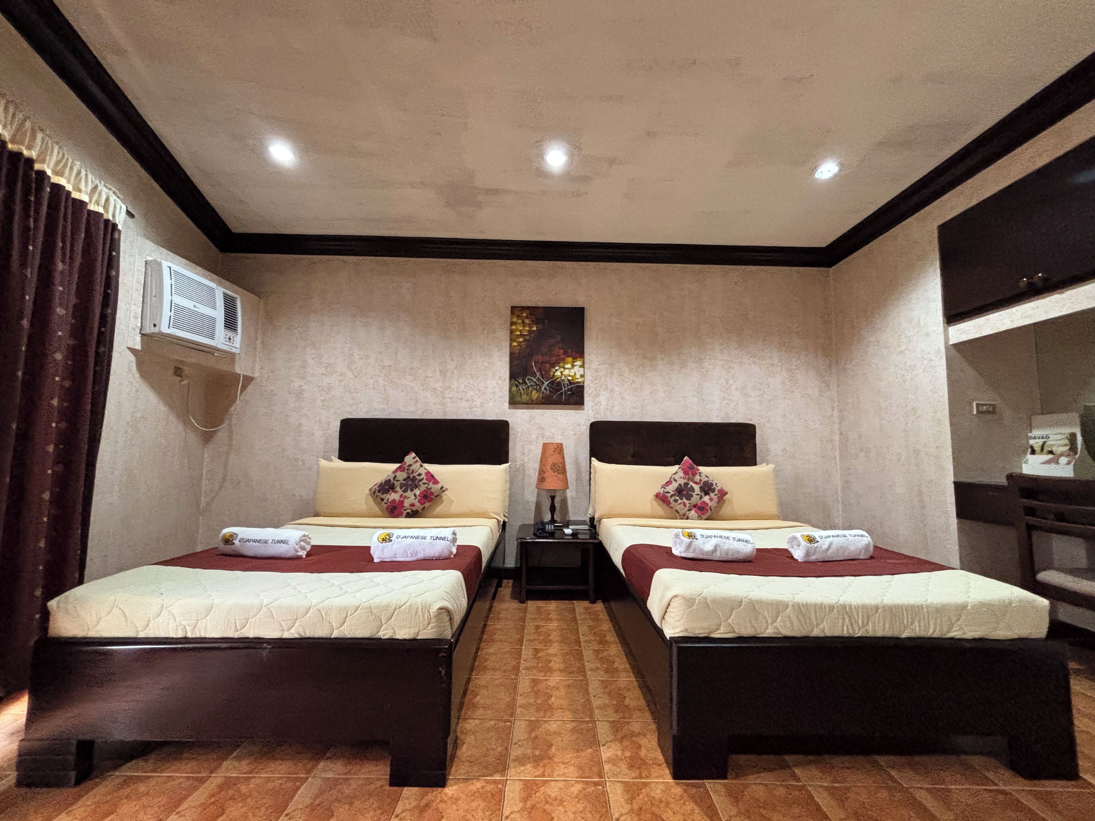 Suite | Desk, blackout drapes, iron/ironing board, free WiFi