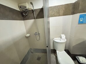 Premium Deluxe Room | 浴室 | 淋浴設備、淋浴花灑、免費盥洗用品、吹風機